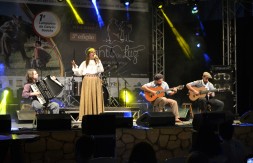 Kassia Macedo Costa, de Gravataí, canta Nas asas da Solidão (1).JPG